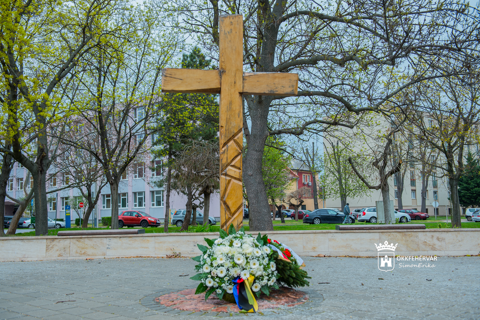 Néma főhajtással tisztelegtek a Katyń Emlékkeresztnél